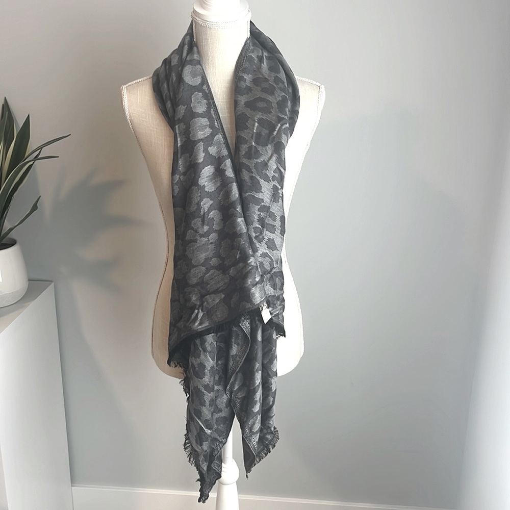Banana Republic - NWT - Shiny Leopard Jacuard Scarf - Silver/Grey